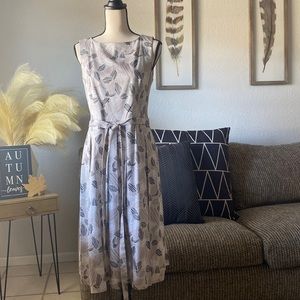 NWOT ANNE KLEIN Leaf Print Fit &
Flare Parchment/Oyster Shell
Combo Dress Size 8